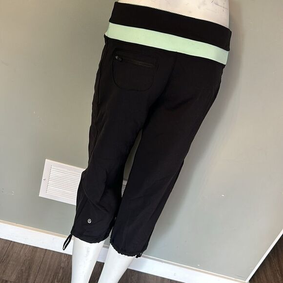 Lululemon size 10 capris - Picture 2 of 2